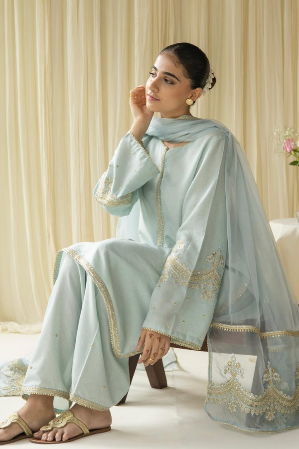 Aqua Bloom – An Ethereal Symphony of Elegance & Grace